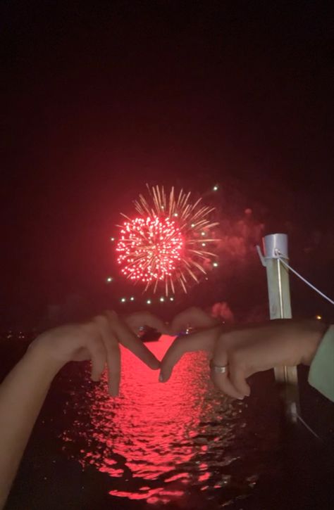 New Years Fireworks, July Pictures, Dream Couple, Friends Heart, Fireworks Photo, Fireworks Photography, Best Couple Pictures, New Year Pictures, Snap Ideas