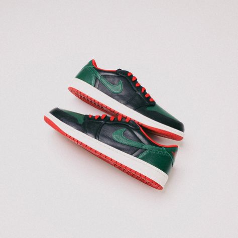 👟 “Gorge Green” vibes! 👟 The Air Jordan 1 Low OG in lush green with pops of Varsity Red. Dropping June 12th! 💚🔥⁠ ⁠ Raffle link is in bio 🔗⁠ ⁠ #topsandbottoms #SneakerHeadsUnite 👟 #GorgeGreenKicks 🌿 #FreshKicks 🔴 #VarsityRedPo Green Vibes, Fresh Kicks, Air Jordan 1 Low, Jordan 1 Low, Lush Green, Air Jordan 1, Jordan 1, Air Jordan, Air Jordans