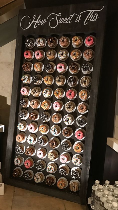 Donut Display Ideas, Doughnut Wedding Cake, Donut Wall Wedding, Donut Display, Party Food Bar, Donut Bar, Wedding Donuts, Donut Wall, Fa Fal