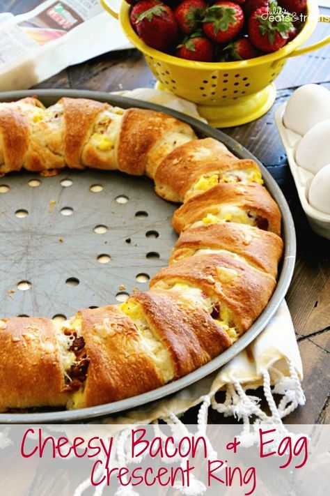 Cheesy Bacon & Egg Crescent Ring Recipe - Julie's Eats & Treats Egg Crescent Ring, Breakfast Crescent Ring, Ring Recipes, Crescent Ring Recipes, Crescent Breakfast, Homemade Crescent Rolls, Crescent Recipes, Crescent Ring, Crescent Roll Recipes