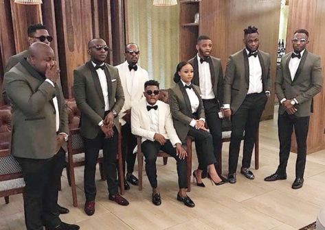 Best Man Outfit Wedding, Tuxedo Wedding Groomsmen, White Tuxedo Wedding, Couples African Outfits, Wedding Groomsmen Attire, Best Man's Outfit, Groomsmen Tuxedos, Wedding Dressses, Groomsmen Outfits