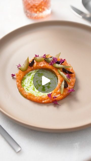 Salmon Starter Recipes, Entrees Recipes Starters, Plating Food Presentation, Christmas Dinner Starters, Fine Dining Starters, Fine Dining Appetizers, Salmon Tartar, Salmon Snack, Beautiful Plating