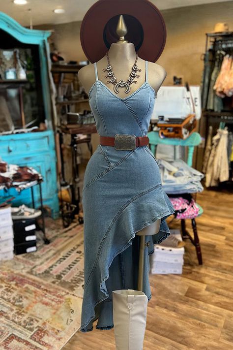 Street Style Skirt, Denim Ruffle Dress, Cowgirl Dresses, Looks Country, Alien Invasion, Casual Wear Dress, Western Wedding, Sling Dress, Western Dresses