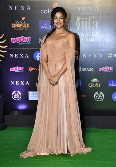 Alia Bhatt At "IIFA" 2019.. Indian Gown Design, Alia Bhatt Hairstyles, Maxi Frocks, Alia Bhatt Photoshoot, Shadi Dresses, Ethnic Looks, Indian Gowns, Womens Fashion Inspiration, Fashion Attire