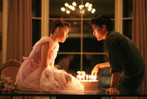 Movie at cemetery Lehman Brothers, Movie Kisses, 16 Candles, Sixteen Candles, Brat Pack, I Love Cinema, 80s Movies, Movies And Series, Forrest Gump