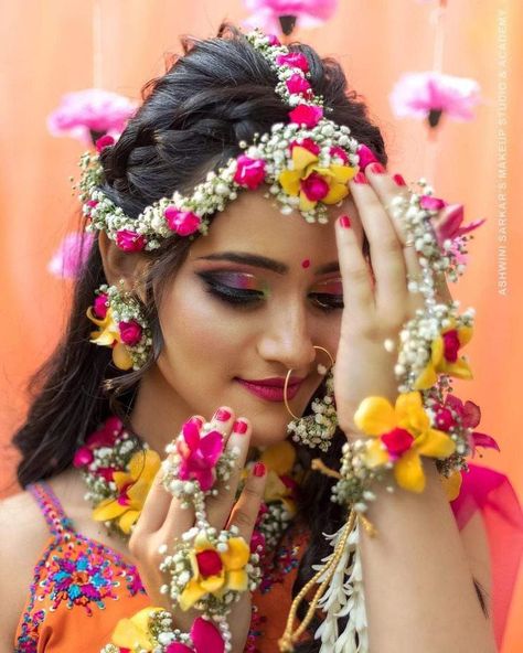 Bridal ubbton jewellery ideas 🥰 Haldi Flower Jewellery Indian Bridal, Original Flower Jewellery For Haldi, Tere Waste Falak, Haldi Flower Jewellery, Mackup Ideas, Tere Vaaste, Haldi Poses For Bride, Haldi Photoshoot, Flower Jewellery For Haldi