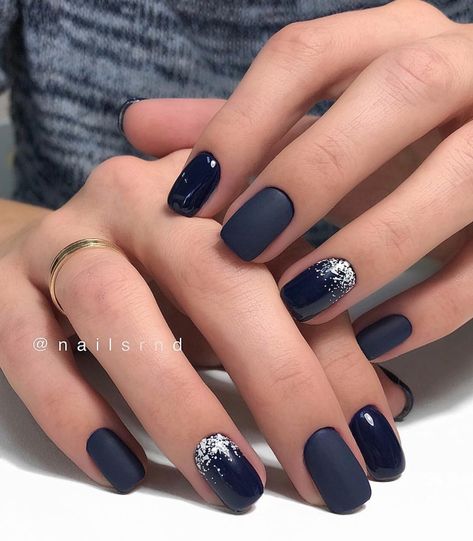 Navy Blue Gel Nails Design, Split Nail Color, Christmas Nails Navy, Navy Blue Gel Nails Short, Navy Winter Nails, Nail Designs Navy Blue, Navy Blue Nails Ideas, Navy Nail Ideas, Navy Nail Designs