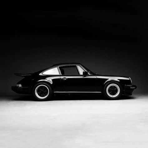 Porsche Kultur ™ on Instagram: “Poster Shot 📸 Credits: @photosbyteej • • • #porschemoment #porsche911 #porscheclub #aircooled #outlaw #photography #blackaesthetic…” Retro Porsche, Porsche Wallpaper, Black Porsche, Black And White Photo Wall, Porsche Club, Vintage Sports Cars, Porsche Classic, Porsche 964, Vintage Porsche