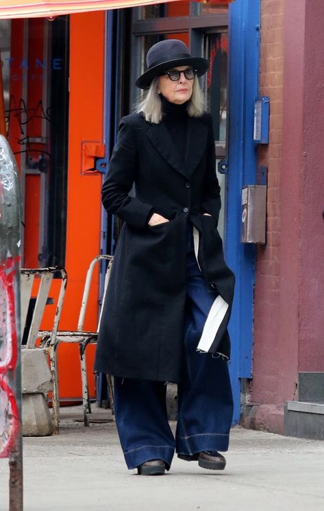 Diane Keaton's Fashion Style Over The Decades Is Still *Very* On Trend For 2020 Dianne Keaton, Celebrity Winter Style, Celebrity Summer Style, Celebrity Style Men, Celebrity Style Dresses, Celebrity Style Inspiration, Diane Keaton, Celebrity Style Red Carpet, Fitted Turtleneck