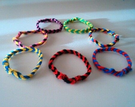 Pipe Cleaner Bracelets Pipe Cleaner Bracelets With Beads, Pipe Cleaner Bracelets, Pompom Crafts, Clean Rings, Hanging Craft Ideas, Ring Boy, Swap Ideas, Pipe Cleaner Crafts, Hanging Craft