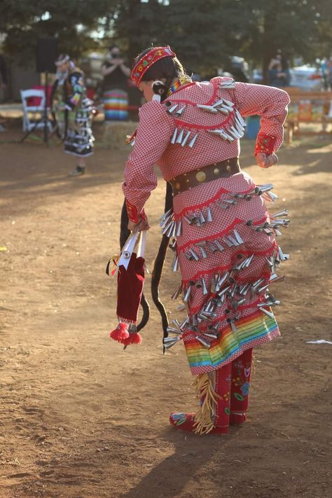 Old Style Jingle Dress, Jingle Dress Dancer, Powwow Outfits, Native Outfits, American Indian Artwork, American Stuff, Native American Dance, American Dance, Powwow Regalia