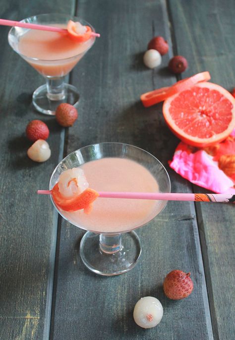 Pink Lychee Martini - #cocktail recipe at cali-zona.com Cheap Alcoholic Drinks, Lychee Cocktail, Grapefruit Martini, Holiday Party Food, Martini Recipes Vodka, Lychee Martini, Holiday Party Foods, Alcoholic Drink, Pink Cocktail