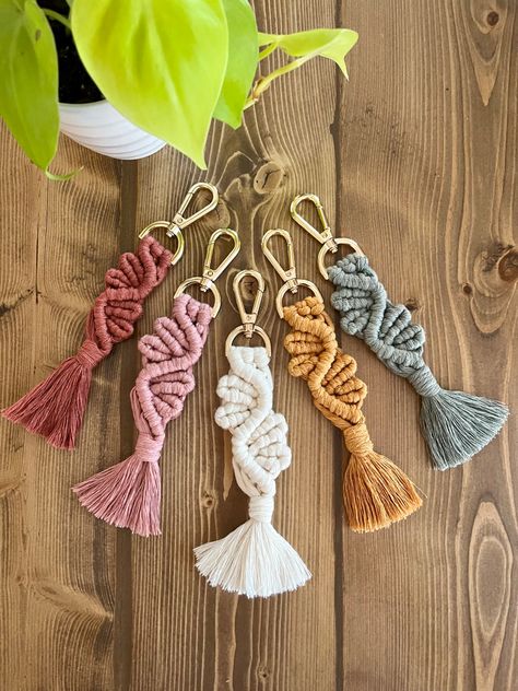 Beautiful Boho Vine Macrame Keychains! These keychains come in 5 different colors with a beautiful Gold Clasp. They are around 7 and 1/2 inches in length including Gold Clasp. Feel Free to message me with any questions or special requests. 🙂 Coaster Patterns, Wall Art Macrame, Heart Coaster, Gifts Boho, Macrame Home Decor, Macrame Keychain, Amazing Crochet, Macrame Patterns Tutorials, Macrame Wall Art