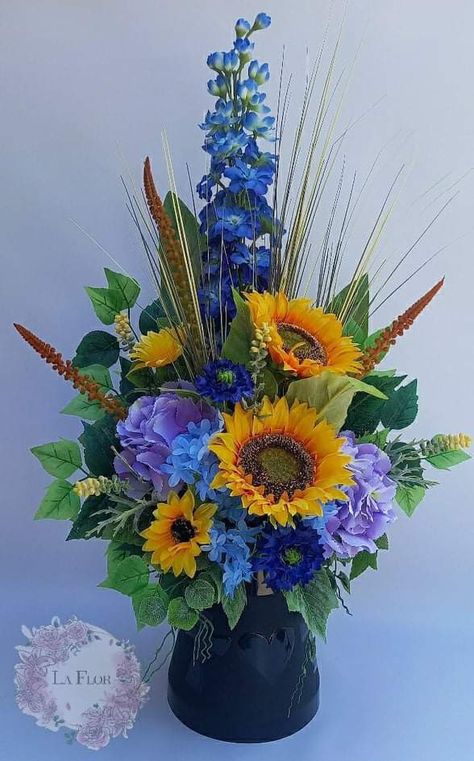 Blue Vase Flower Arrangements, Quirky Flower Arrangements, Large Sunflower Arrangements, Vase Arrangement Ideas, Sunflower Vase Arrangements, Sunflower Flower Arrangements, Arrangements With Sunflowers, Elegant Decorating Ideas, Gladiolus Arrangements