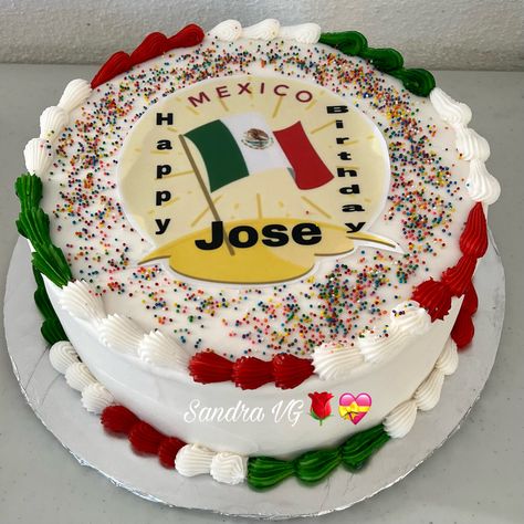 Mexican Flag Cake Ideas, Mexican Flag Cake, Flag Cake, Mexican Flag, Mexican Flags, Buttercream Cake, Cake Ideas, Butter Cream, Cake Decorating