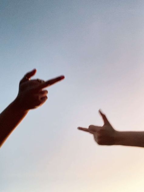 Middle Finger Aethstetic, Middle Finger Aesthetic Girl, Middle Finger Snap, Middle Finger Pfp Aesthetic, Summer Pfp Aesthetic, Finger Aesthetic, Finger Photo, Summer Nights Aesthetic, Slipping Through My Fingers