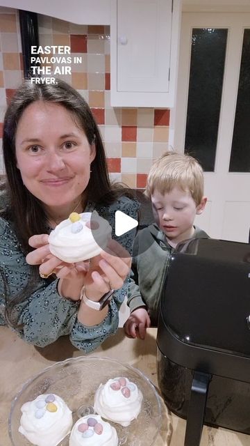 Maman in the cuisine 👩‍🍳 on Instagram: "Mini Easter Pavlovas in the Instant air fryer  In a bowl whisk 4 egg whites until stiff. Slowly add 225g sugar whilst still whisking. You need to whisk until all the sugar crystals have dissolved. Mix1tsp cornflour with 1tsp white vine vinegar, add to the eggs and whisk well again. Cut a piece of baking paper to fit your air fryer. Drop spoonfuls of meringues on it to make the nests. You can also pipe them to be neater! Preheat your air fryer to 115 Celsius. Carefully drop the meringues inside the air fryer and bake for 45 minutes. They might need an extra 15mns depending on their size, just check after the 45mns! Once cool top the meringues with whipped creams and Easter eggs. Bon appétit les amis!  #pavlovas #easterrecipe #airfryer #instantpot @i Airfryer Meringue, Air Fryer Pavlova, Mini Pavlova, Sugar Crystals, Baking Paper, Egg Whites, Easter Recipes, Pavlova, Air Fryer Recipes