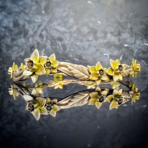 Daffodil Crown, Susan Pevensie, The Chronicles Of Narnia, Yellow Daffodils, C S Lewis, Chronicles Of Narnia, Story Characters, Custom Letters, Narnia