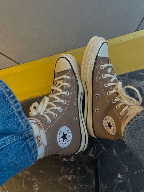 Light Brown Converse, Converse Men Outfit, Brown Converse Outfit, Chuck Taylor 70s, Converse 70, Tan Outfit, Brown Converse, Converse Brown, Chuck Taylor 70