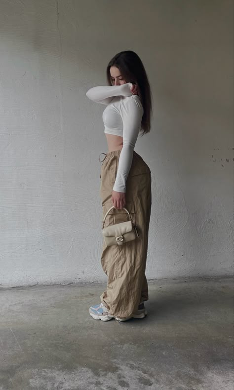 Streetwear Spring Outfits, Streetwear Spring, Gym Aesthetic, Pants Streetwear, Spring Women, Cargo Pants Women, Outfits For Women, Fit Inspo, Parachute Pants