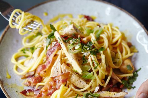 Joe Wicks, The Body Coach: Chicken Carbonara - Woman Magazine Bodycoach Recipes, Cauliflower Pasta Bake, Joe Wicks Recipes, Creamy Carbonara, Chicken Carbonara Recipe, Chicken Carbonara, Joe Wicks, Meals Ideas, Body Coach