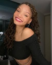 Hallie Bailey, Glossy Red Lipstick, Roxanne Weasley, Chloe And Halle, Chloe X Halle, Halle Bailey, Oc Inspo, Loc Styles, Belly Chain