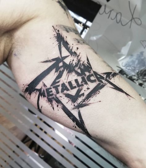 Metallica Logo Tattoo, Acdc Tattoo, Metallica Tattoo, Tato Tradisional, Metallica Art, Rock Tattoo, Star Tattoo Designs, Tato Lengan, Metal Tattoo