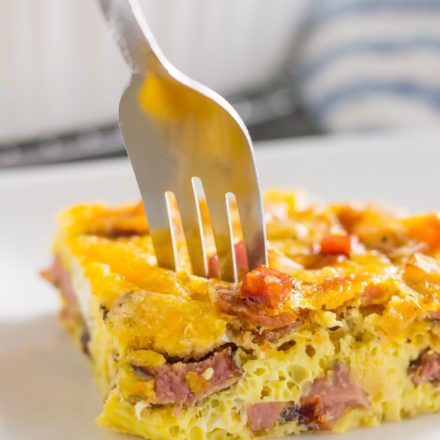 Meat Lover's Scramble Keto Egg Bake (Low Carb Friendly) - Sugarless Crystals Egg Bake Low Carb, Keto Egg Bake, 131 Method, Veggie Keto, Sausage And Eggs, Veggie Noodles Recipes, Keto Egg Recipe, Veggie Noodle, Low Carb Meats