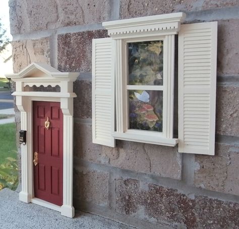 Move in ready for a fairy family Fairy Garden Room, Miniature Construction, Tiny Doors, Artsy Bedroom, Mouse Door, Diy Fairy Door, Room Box Miniatures, Dollhouse Design, Mouse Wall