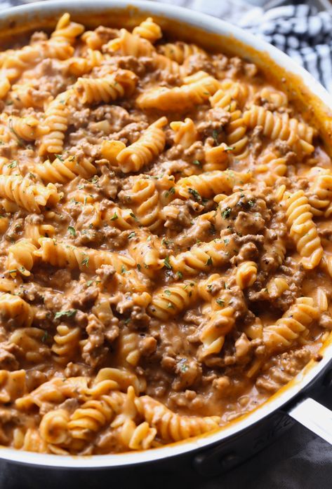 Creamy Beef Pasta is an easy pasta recipe made in 30 minutes and loaded with flavor! Your whole family will love this quick, cheesy, pasta dish. Creamy Beef Pasta, Italian Seasoning Recipe, Beef Pasta Recipes, Enchilada Pasta, Cookies And Cups, Favorite Pasta Recipes, Butter Pasta, Beef Pasta, Easy Pasta Dishes