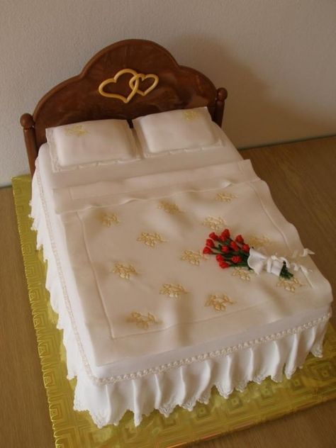 very cute cake for a nice and small wedding or bridal shower Bed Cake, 25 Anniversary Cake, Fancy Wedding Cakes, Wedding Anniversary Cakes, Square Wedding Cakes, Cupcakes Decorados, Cake Shapes, Crazy Cakes, Beautiful Cake