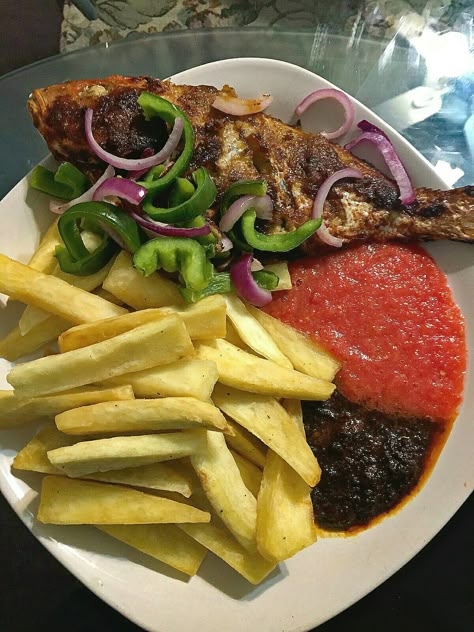 Togolese Food, Fried Yam, Ghana Culture, Whole Fish Recipes, Nigeria Food, Ghana Food, Ghanaian Food, African Recipes Nigerian Food, African Foods