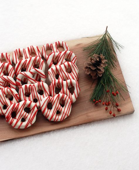 Chocolate Covered Pretzels by the merrythought #Pretzels #Chocolate #Christmas Guiltless Desserts, Chocolate Covered Pretzels Christmas, Pretzels Chocolate, Christmas Pretzels, Pretzel Treats, Xmas Treats, Covered Pretzels, Treats Recipes, Chocolate Christmas