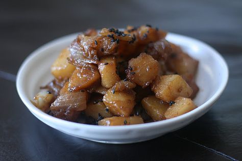 korean soy cooked potatoes Korean Shoyu Potato Recipe, Korean Food Side Dishes, Korean Sweet Potato, Cooked Potatoes, Korean Side Dishes, Hawaii Food, Asian Kitchen, Korean Dishes, Potato Recipe