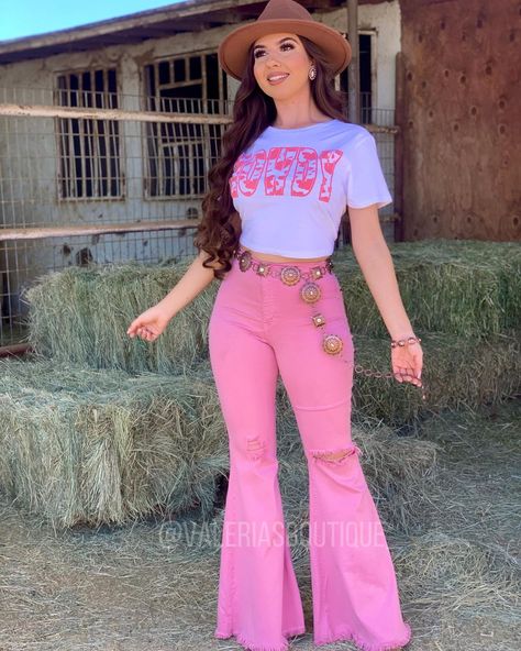 Pink Bell Bottoms Outfit, Western Jeans Outfit, Women Western Outfits, Takuachita Outfits, Barbie Cowgirl, Bell Bottoms Outfit, Nashville Outfit, Cowgirl Style Outfits, Inspired Clothes