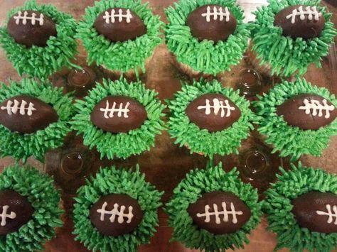 Football cupcakes, footballs are cake balls!!- Sugar Shack Cakes Rugby Cake Ideas, Rugby Birthday Party, Rugby Cupcakes, Sports Cupcakes, Super Bowl Cupcakes, Super Bowl Cupcake, Rugby Cake, Rugby Party, Rugby Birthday