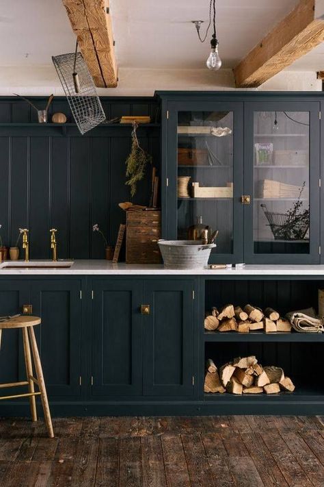 Farmhouse kitchen with navy blue cabinets and light countertop.  Beautiful Modern Farmhouse Kitchen Cabinets, Rustic Farmhouse Kitchen Cabinets, Dark Green Kitchen, Primitive Cupboards, Koti Diy, Devol Kitchens, Green Kitchen Cabinets, Farmhouse Kitchen Cabinets, Rustic Farmhouse Kitchen