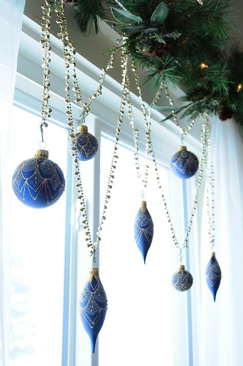 Simple way to decorate a window Christmas Window Decorations, Decor 2024, Hemma Diy, Christmas Window, Christmas 2014, Christmas 2024, Holiday Inspiration, Blue Christmas, Holiday Decorating