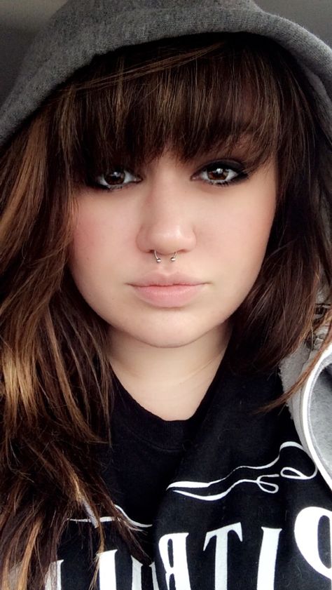 Obsessed with my new septum piercing! had to share somewhere Septum Piercing Round Face, Peircings Women, Piercing Designs, Oval Face Makeup, Makeup For Small Eyes, Dividing Wall, Nasal Septum, Oval Face Haircuts, Tattoo Zeichnungen