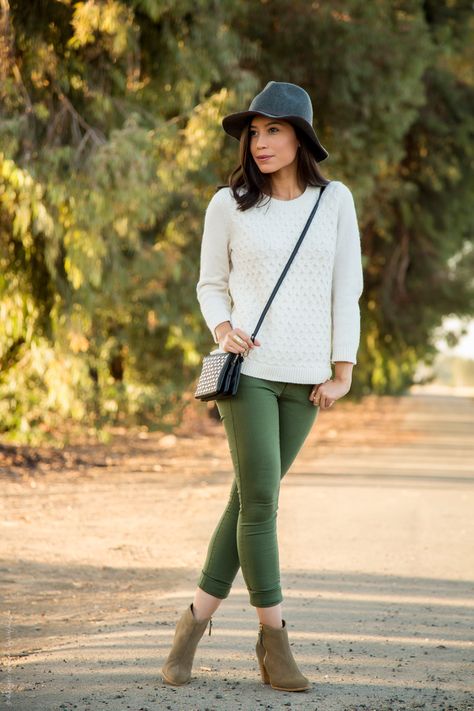 Olive Green Jeans Outfit, Olive Jeans Outfit, Green Jeans Outfit, Olive Pants Outfit, Olive Green Pants Outfit, Green Pants Women, Green Pants Outfit, Olive Leggings, Olive Clothing