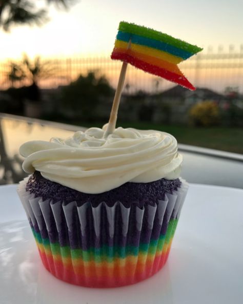 Pride Month Desserts, Heartstopper Cupcakes, Pride Baking, Pride Desserts, Pride Brunch, Pride Cupcakes, Pride Food, Pride Cake, Rainbow Baking