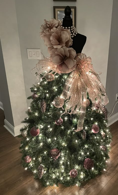 Manniquin Christmas Tree, Table Christmas Decor Ideas, Table Christmas Decor, Dress Form Christmas Tree, Living Room Christmas Decor, Mannequin Christmas Tree, Black Christmas Decorations, Elegant Christmas Tree Decorations, Room Christmas Decor