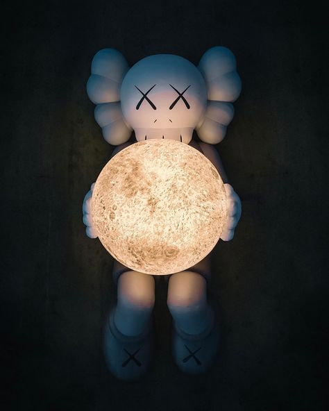 @kaws teams up with @arr.allrightsreserved for the 11th stop of “KAWS: HOLIDAY,” bringing a new sculpture to Shanghai’s North Bund area. Featuring the iconic KAWS COMPANION in a relaxed pose with the moon, this exhibition coincides with the Chinese Mid-Autumn Festival. Running from August 29 to September 1, exclusive collectibles including a limited edition “COMPANION” model, hoodies, and mugs will be available starting August 28 at the Shanghai Kerry Centre pop-up and on DDT Store. Comments... Kaws Companion, Relaxed Pose, Autumn Festival, August 28, Mid Autumn, Mid Autumn Festival, September 1, Fashion Streetwear, Art Exhibition