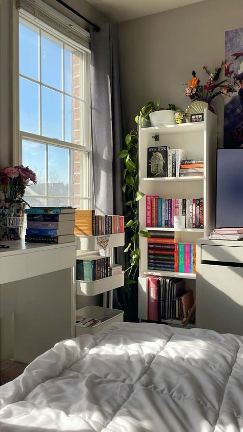 Student Aesthetic Room, Cute Book Shelf, Tableau Aesthetic, Room Redesign, Bookish Things, Cozy Room Decor, Dream Room Inspiration, Room Makeover Bedroom, Dream Apartment