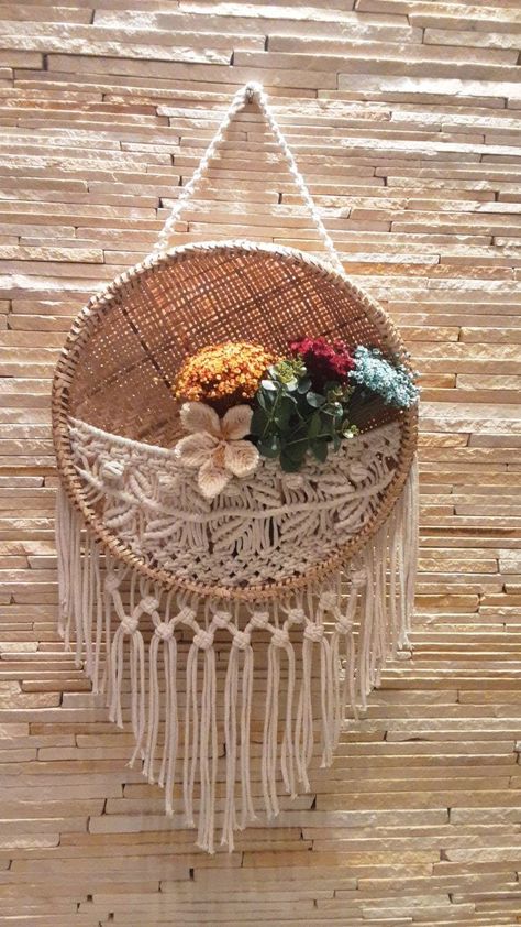 Macrame Basket Hanger, Macrame Basket Wall Hanging, Macrame Wall Basket, Macrame Stone Wrapping Tutorial, Feather Crafts Diy, Macrame Basket, Plant Hanger Macrame, Basket Wall Hanging, Macrame Plant Hanger Patterns