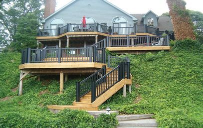 Gorgeous multilevel deck. Hillside Deck, Backyard Deck Ideas, Multi Level Deck, Sloped Yard, Sloped Backyard, Building A Porch, Deck Porch, Hillside Landscaping, Deck Designs Backyard