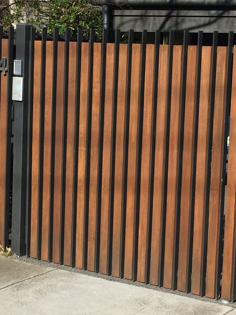 Wooden Fence Gate, Tor Design, Easy Fence, Wooden Gate, Exterior Drawing, Modern Fence Design, Modern Gate, Timber Fencing, Entrance Gates Design