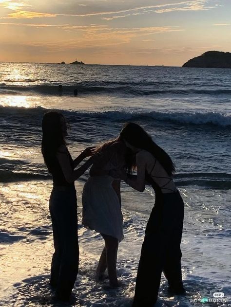 Ulzzang Friends, Friendship Photoshoot, Bff Photoshoot Poses, Bff Photoshoot, Best Friends Shoot, Friend Poses Photography, Best Friends Aesthetic, Dark Feminine Aesthetic, Cute Friend Photos