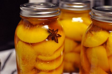 How To Can Peaches, Can Peaches, Food In Jars, Canning Peaches, Canning Process, Pickled Okra, Canned Apples, Canned Fruit, Pear Juice