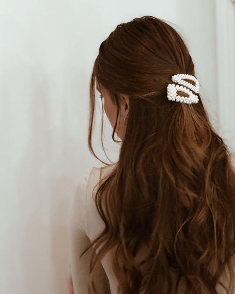 Hair Clips 90s, Dunner Wordend Haar, Clip Hairstyles, Pearl Hair Clip, Long Brown Hair, Half Up Hair, Aesthetic Hair, Up Hairstyles, Hair Highlights